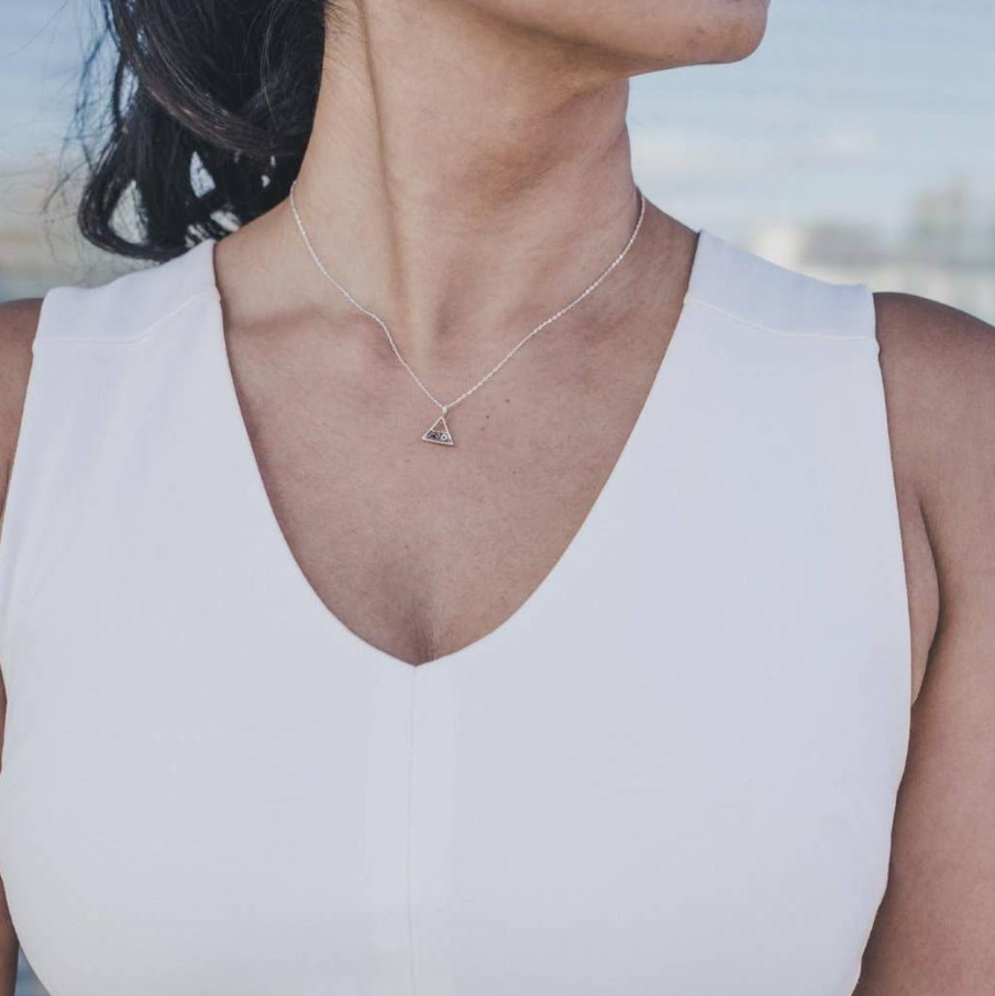 Blue Pendulum 精緻三角形齒輪吊墜頸鏈 | 加拿大製造 (北美首飾)